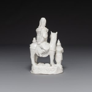 A Chinese Dehua blanc de Chine group of Guandi on horseback and two attendants, Kangxi — 照片 3