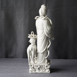 A Chinese Dehua blanc de Chine group of Magu with a deer, seal mark on the back, 18/19th C. — 照片 9