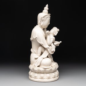 A Chinese Dehua blanc de Chine group of the seated Buddha Vajrasattva and Shakti on a lotus throne, 20th C. — foto 3