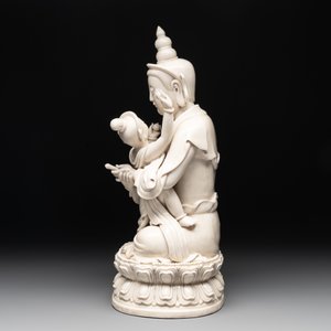 A Chinese Dehua blanc de Chine group of the seated Buddha Vajrasattva and Shakti on a lotus throne, 20th C. — foto 5
