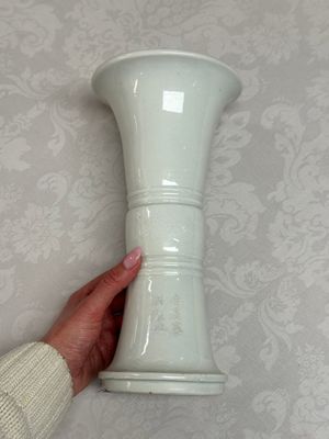 A Chinese Dehua blanc de chine 'Gu' vase, 19th C. — 照片 1