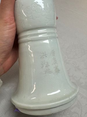 A Chinese Dehua blanc de chine 'Gu' vase, 19th C. — 照片 3