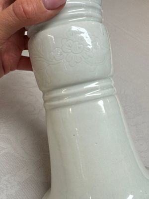 A Chinese Dehua blanc de chine 'Gu' vase, 19th C. — 照片 4
