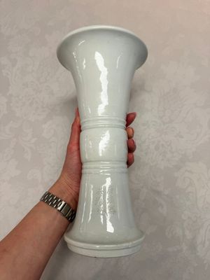 A Chinese Dehua blanc de chine 'Gu' vase, 19th C. — 照片 5