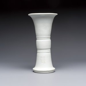 A Chinese Dehua blanc de chine 'Gu' vase, 19th C. — 照片 1