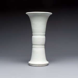 A Chinese Dehua blanc de chine 'Gu' vase, 19th C. — 照片 2