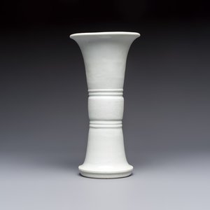 A Chinese Dehua blanc de chine 'Gu' vase, 19th C. — 照片 3