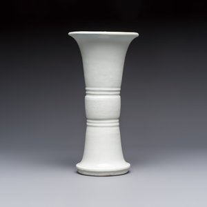 A Chinese Dehua blanc de chine 'Gu' vase, 19th C. — 照片 4