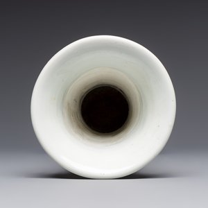 A Chinese Dehua blanc de chine 'Gu' vase, 19th C. — 照片 5