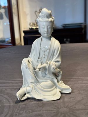 A Chinese Dehua blanc de Chine Guanyin, 19th C. — 照片 1