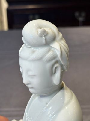 A Chinese Dehua blanc de Chine Guanyin, 19th C. — 照片 12