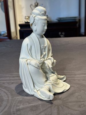 A Chinese Dehua blanc de Chine Guanyin, 19th C. — 照片 2