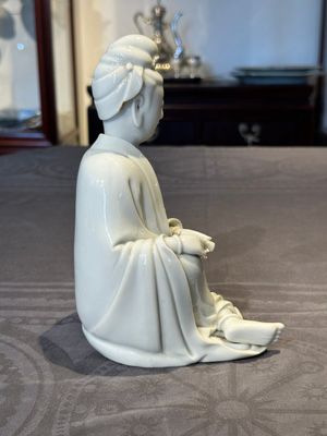 A Chinese Dehua blanc de Chine Guanyin, 19th C. — 照片 3