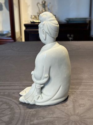 A Chinese Dehua blanc de Chine Guanyin, 19th C. — 照片 5