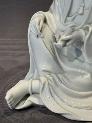 A Chinese Dehua blanc de Chine Guanyin, 19th C. — 照片 10