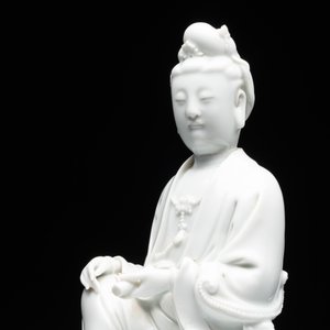 A Chinese Dehua blanc de Chine Guanyin, 19th C. — 照片 2