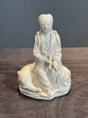 A Chinese Dehua blanc de Chine Guanyin, He Chaozong 何朝宗 mark, 19th C. — photo 1