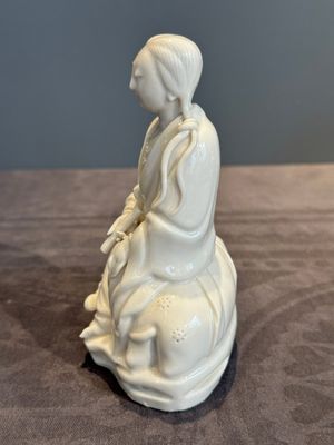 A Chinese Dehua blanc de Chine Guanyin, He Chaozong 何朝宗 mark, 19th C. — photo 4