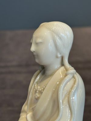 A Chinese Dehua blanc de Chine Guanyin, He Chaozong 何朝宗 mark, 19th C. — photo 6