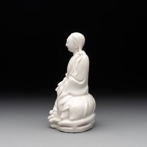 A Chinese Dehua blanc de Chine Guanyin, He Chaozong 何朝宗 mark, 19th C. — photo 3