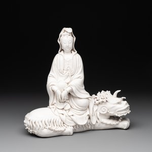 A Chinese Dehua blanc de Chine Guanyin seated on a Buddhist lion, 20th C. — 照片 1