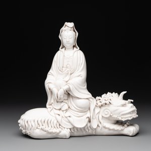A Chinese Dehua blanc de Chine Guanyin seated on a Buddhist lion, 20th C. — 照片 2