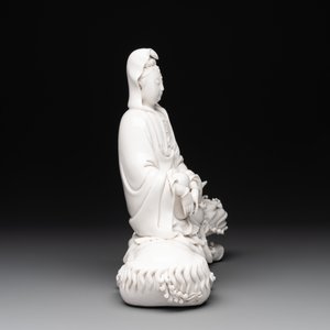 A Chinese Dehua blanc de Chine Guanyin seated on a Buddhist lion, 20th C. — 照片 3