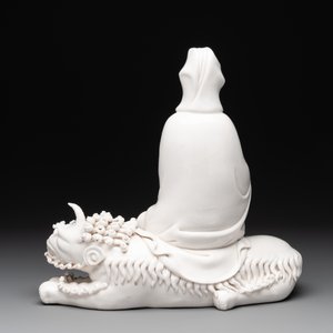 A Chinese Dehua blanc de Chine Guanyin seated on a Buddhist lion, 20th C. — 照片 4