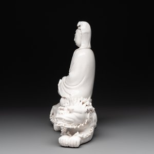 A Chinese Dehua blanc de Chine Guanyin seated on a Buddhist lion, 20th C. — 照片 5