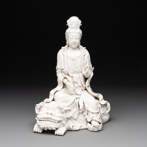 A Chinese Dehua blanc de Chine Guanyin seated on a lion, 20th C. — foto 1