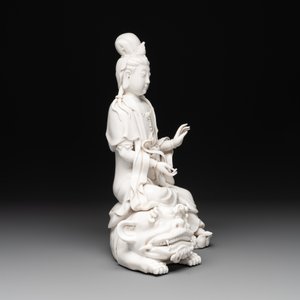 A Chinese Dehua blanc de Chine Guanyin seated on a lion, 20th C. — foto 3