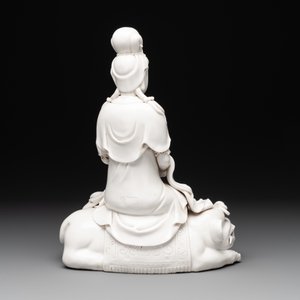 A Chinese Dehua blanc de Chine Guanyin seated on a lion, 20th C. — foto 4