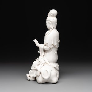 A Chinese Dehua blanc de Chine Guanyin seated on a lion, 20th C. — foto 5