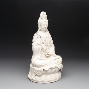 A Chinese Dehua blanc de Chine Guanyin seated on a lotus throne, 20th C. — foto 1