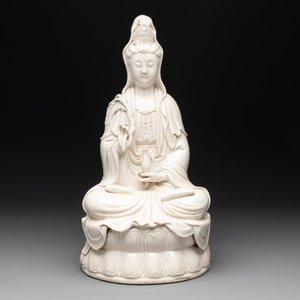 A Chinese Dehua blanc de Chine Guanyin seated on a lotus throne, 20th C. — foto 2