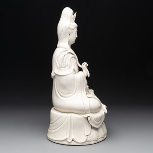 A Chinese Dehua blanc de Chine Guanyin seated on a lotus throne, 20th C. — foto 3