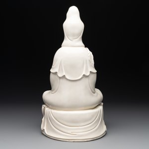A Chinese Dehua blanc de Chine Guanyin seated on a lotus throne, 20th C. — foto 4