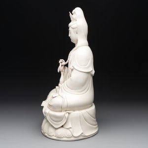A Chinese Dehua blanc de Chine Guanyin seated on a lotus throne, 20th C. — foto 5