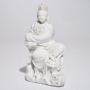 A Chinese Dehua blanc de Chine Guanyin seated on a rock, 18th C. — 照片 1