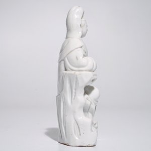 A Chinese Dehua blanc de Chine Guanyin seated on a rock, 18th C. — 照片 3