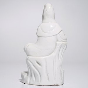 A Chinese Dehua blanc de Chine Guanyin seated on a rock, 18th C. — 照片 4