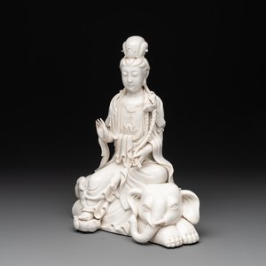 A Chinese Dehua blanc de Chine Guanyin seated on an elephant, 20th C. — foto 1