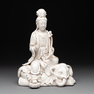 A Chinese Dehua blanc de Chine Guanyin seated on an elephant, 20th C. — foto 2
