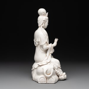 A Chinese Dehua blanc de Chine Guanyin seated on an elephant, 20th C. — foto 3