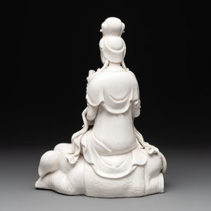 A Chinese Dehua blanc de Chine Guanyin seated on an elephant, 20th C. — foto 4