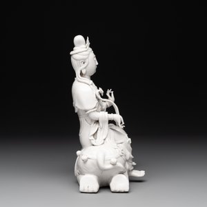 A Chinese Dehua blanc de Chine Guanyin seated on an elephant, 20th C. — photo 3