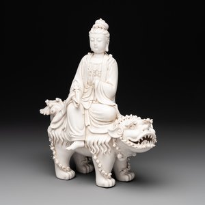 A Chinese Dehua blanc de Chine Guanyin with a ruyi sceptre seated on a Buddhist lion, 20th C. — foto 1