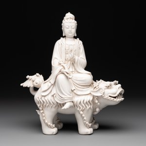 A Chinese Dehua blanc de Chine Guanyin with a ruyi sceptre seated on a Buddhist lion, 20th C. — foto 2