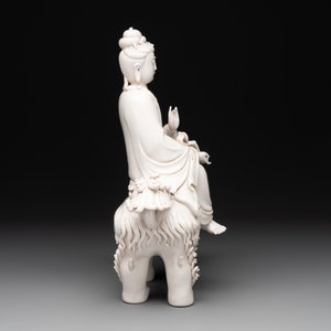 A Chinese Dehua blanc de Chine Guanyin with a ruyi sceptre seated on a Buddhist lion, 20th C. — foto 3