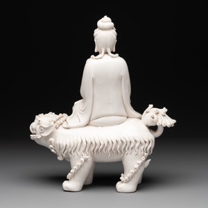 A Chinese Dehua blanc de Chine Guanyin with a ruyi sceptre seated on a Buddhist lion, 20th C. — foto 4